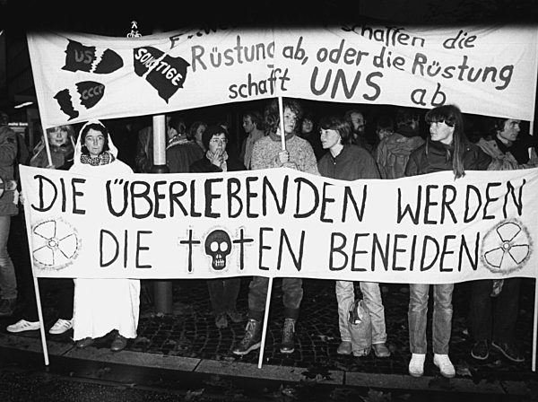 Nachrüstungsbeschluß im Bundestag gebilligt