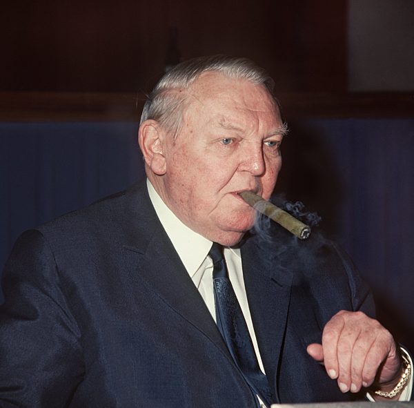 Ludwig Erhard mit Zigarre