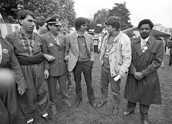 Joschka Fischer with asylum seekers