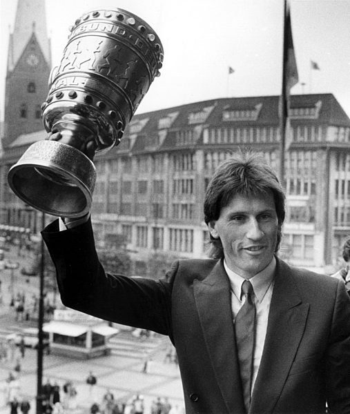 Fußball: Manfred Kaltz mit dem DFB-Pokal 1987
