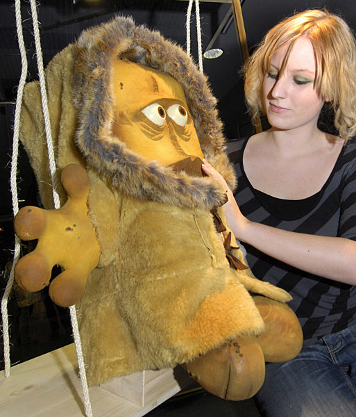 Jacqueline setzt am Dienstag (20.11.2007) in Augsburg (Schwaben) Bernd das...