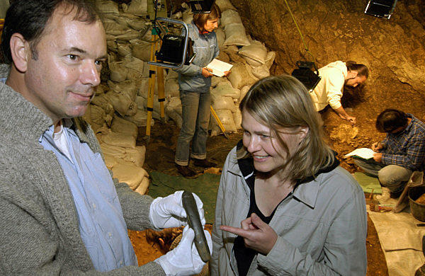 Nicholas Conrad und Petra Kieselbach halten am Montag (25.07...