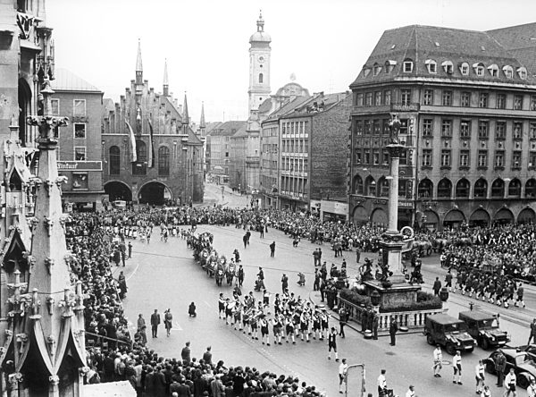München - Oktoberfest-Umzug auf dem Marienplatz 1966