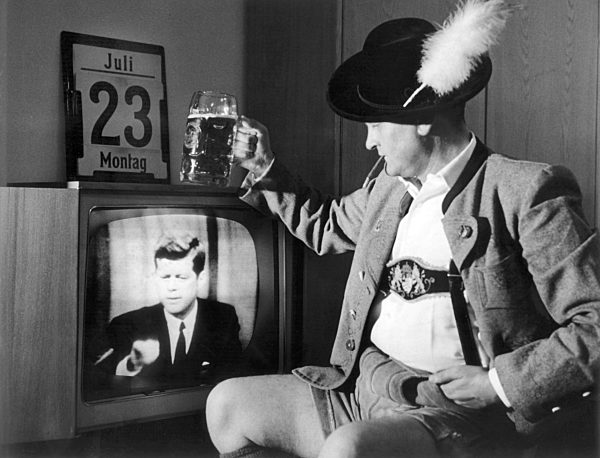 Bayer schaut erste Live-Sendung aus den USA