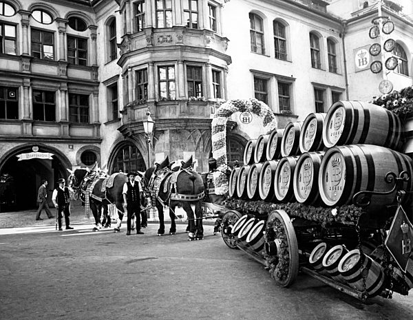 Bierwagen mit Pferdegespann in München