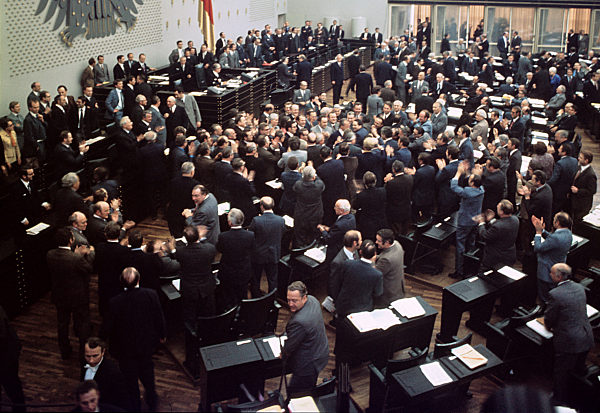 Ovationen im Bonner Bundestag für Bundeskanzler Willy Brandt (SPD)...