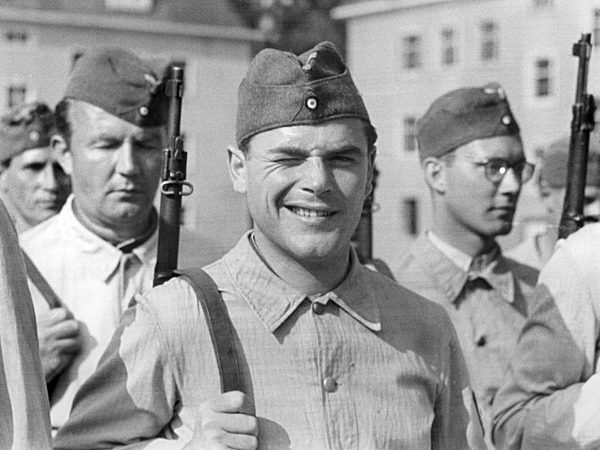 Joachim Fuchsberger in "08/15"