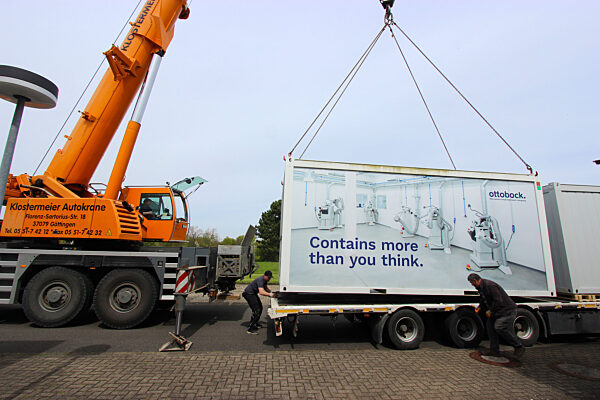 Prothesenhersteller liefert Hilfscontainer in Erdbebengebiet
