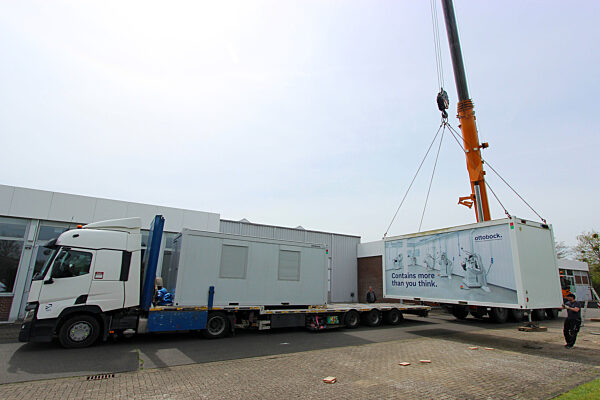 Prothesenhersteller liefert Hilfscontainer in Erdbebengebiet