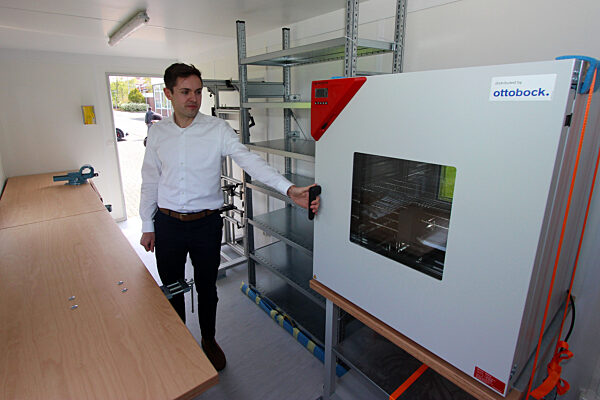 Prothesenhersteller liefert Hilfscontainer in Erdbebengebiet