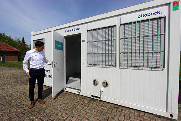 Prothesenhersteller liefert Hilfscontainer in Erdbebengebiet