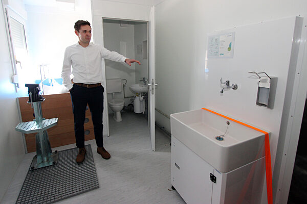 Prothesenhersteller liefert Hilfscontainer in Erdbebengebiet