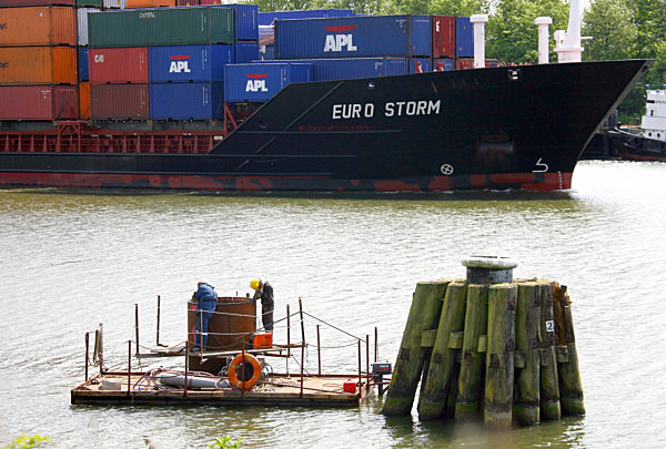 Arbeiter montieren am Montag (19.05.2008) neben ausgedienten Holzdalben am...