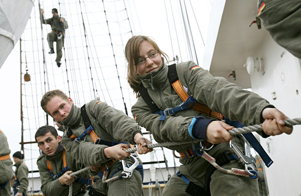 Marinesoldaten bergen am Donnerstagmorgen (11.12...