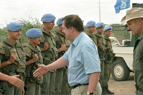 Bundesverteidigungsminister Rühe begrüßt Soldaten in Somalia