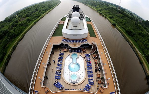 Kreuzfahrtschiff Prinsendam auf dem Nord-Ostsee-Kanal