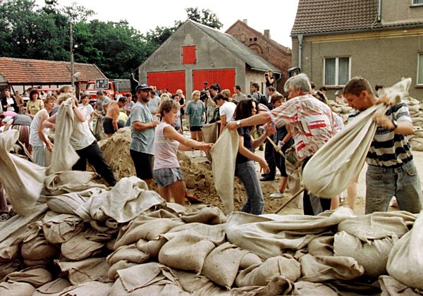 Altreetz: Dorfbewohner rüsten sich gegen die Flut