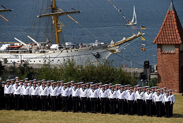 Vereidigung von jungen Marineoffizieren