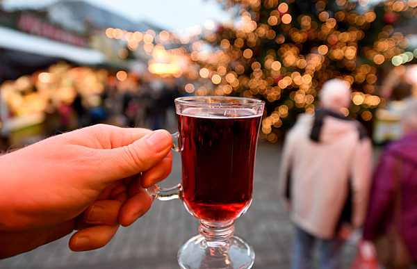 Glühwein auf dem Weihnachtsmarkt