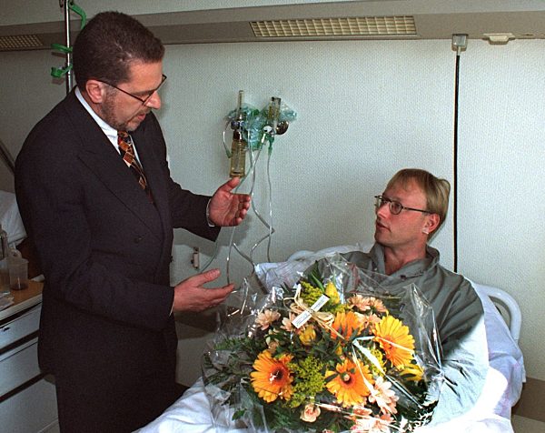 NRW-Innenminister besucht Brandopfer im Krankenhaus