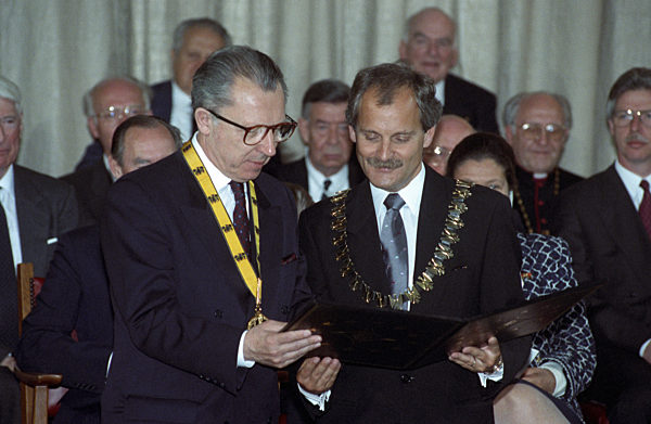 Delors honoured with the Charlemagne Prize (translated as "Karlspreis")