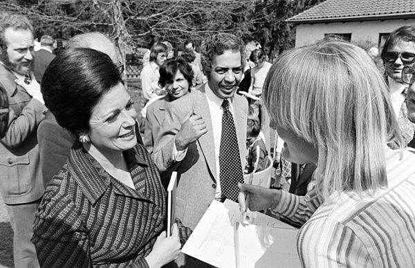 Präsident Anwar El-Sadat mit Ehefrau in Deutschland 1976