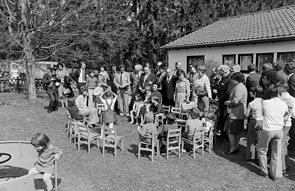 Präsident Anwar El-Sadat mit Ehefrau in Deutschland 1976