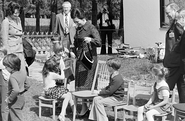 Präsident Anwar El-Sadat mit Ehefrau in Deutschland 1976