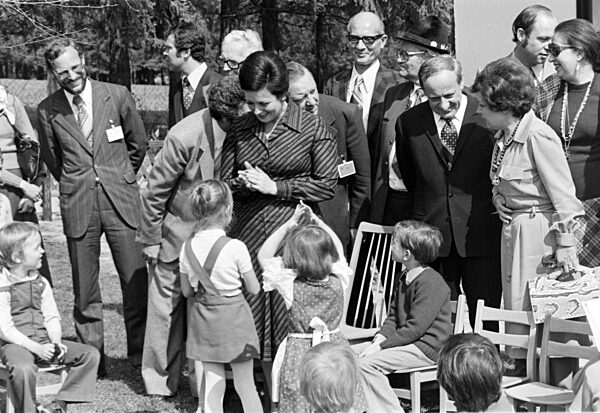 Präsident Anwar El-Sadat mit Ehefrau in Deutschland 1976