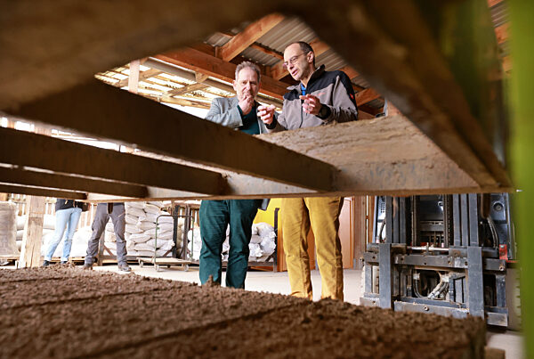 Umweltminister besucht Lehmwerk
