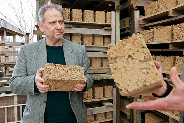 Umweltminister besucht Lehmwerk
