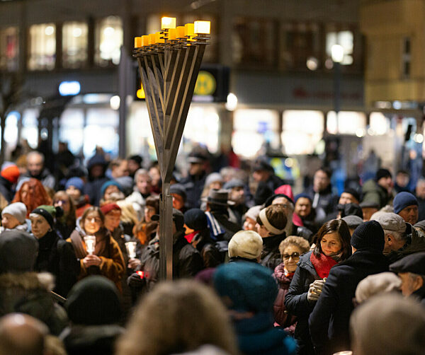 Entzündung des ersten Lichts am Chanukka-Leuchter