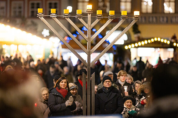Entzündung des ersten Lichts am Chanukka-Leuchter