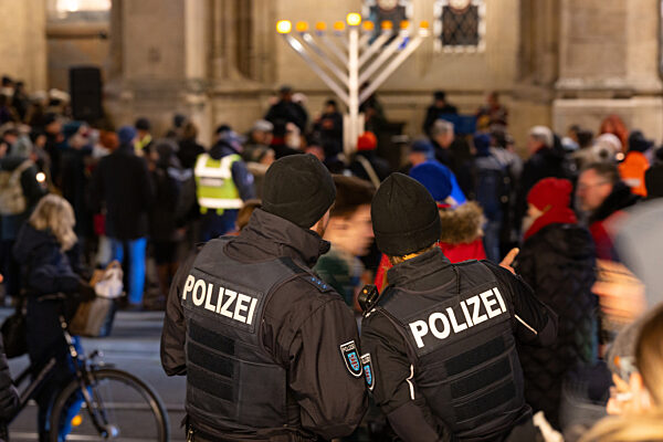 Entzündung des ersten Lichts am Chanukka-Leuchter