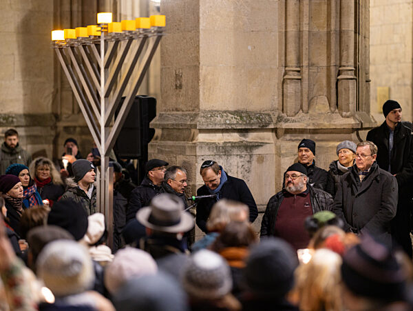 Entzündung des ersten Lichts am Chanukka-Leuchter