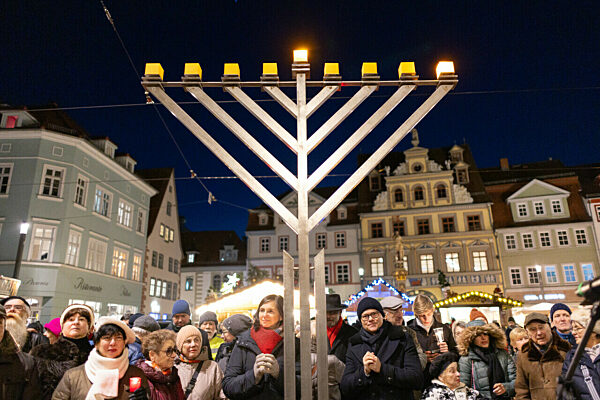 Entzündung des ersten Lichts am Chanukka-Leuchter