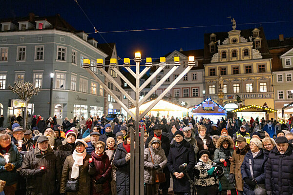 Entzündung des ersten Lichts am Chanukka-Leuchter