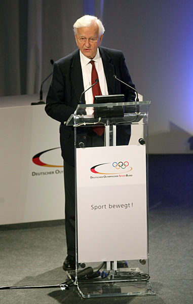 Der Altbundespräsident Richard von Weizsäcker spricht am Samstag (08.12...