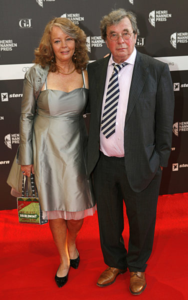 Der Literaturkritiker Hellmuth Karasek kommt mit Ehefrau Armgard...