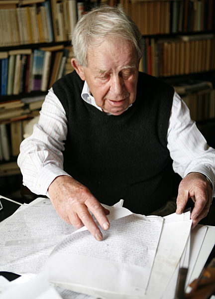 Der Schriftsteller Siegfried Lenz sitzt in seiner Wohnung im Stadtteil...