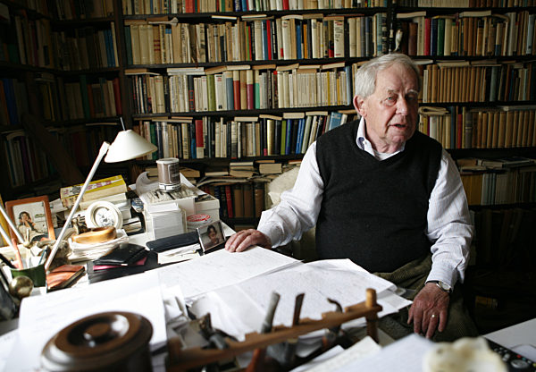 Der Schriftsteller Siegfried Lenz sitzt in seiner Wohnung im Stadtteil...