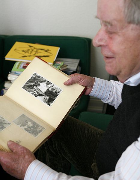 Der Schriftsteller Siegfried Lenz zeigt während eines Interviews in seiner...