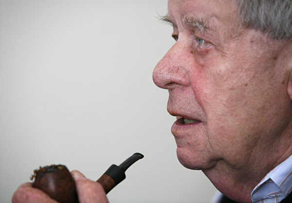 Der Schriftsteller Siegfried Lenz raucht während eines Interviews in seiner...