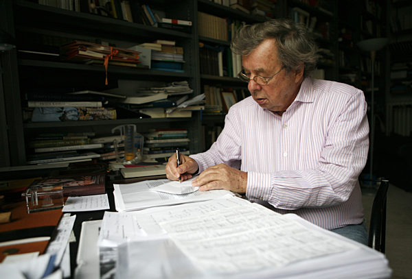 Der Literaturkritiker und Buchautor Hellmuth Karasek sitzt in seiner Wohnung...