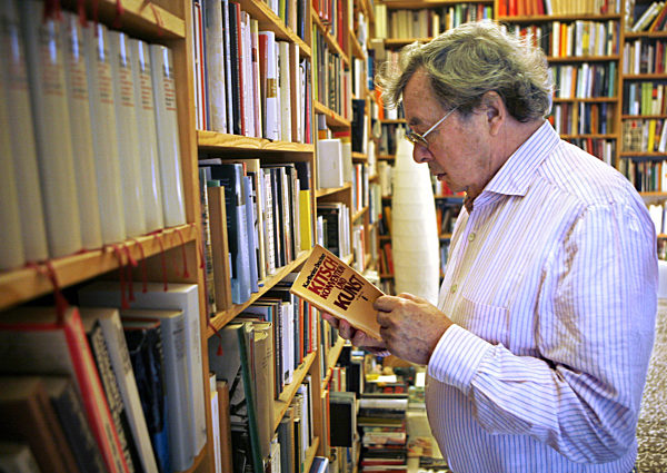 Der Literaturkritiker und Buchautor Hellmuth Karasek steht in seiner Wohnung...