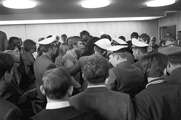 Polizeibeamte drängen die Zuhörer während der Räumung des Saals zum Ausgang...