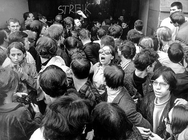 Streikende und Streikbrecher vor der Uni Frankfurt
