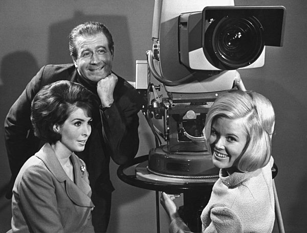 Hans Joachim Kulenkampff mit seinen neuen Assistentinnen