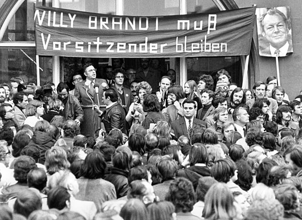 A demonsztration after Brandt's resignation