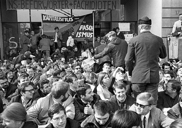 Frankfurter Studenten blockieren Uni - 1968